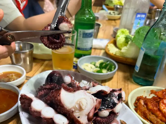 집게로 집어 올린 문어 다리