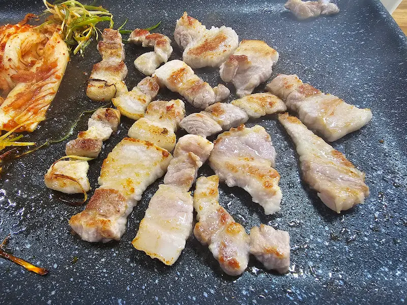 노릇하게 구워진 삼겹살