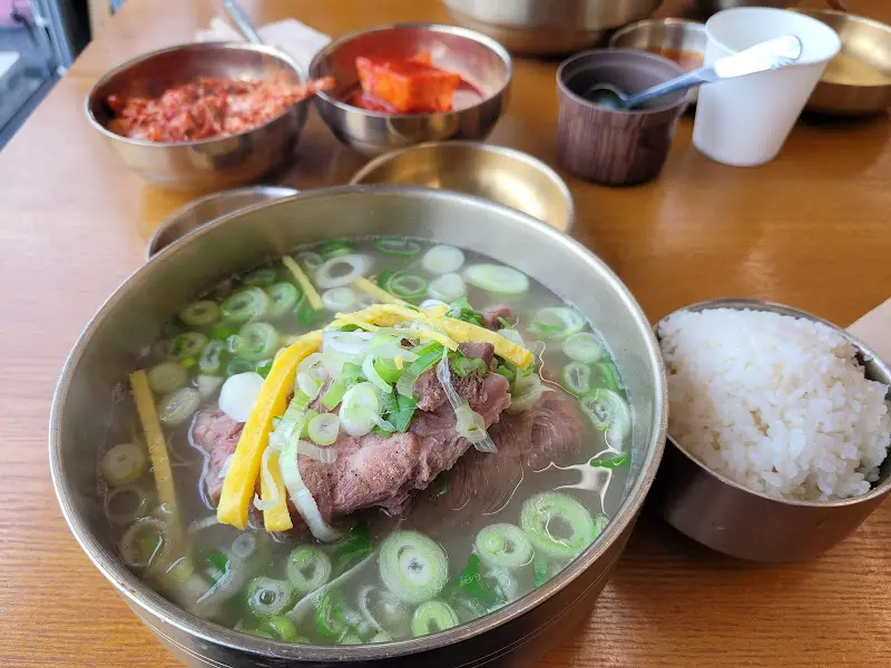 돈뼈국밥 전체샷