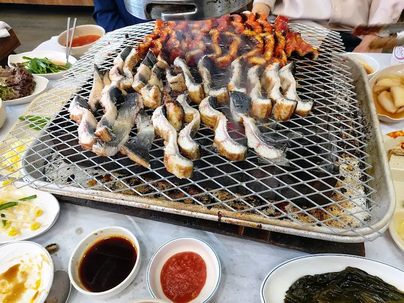 숯불 위에서 익어가는 장어