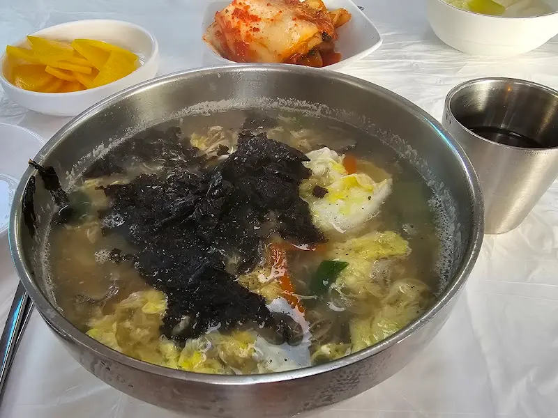 김 가루가 듬뿍 뿌려진 굴칼국수