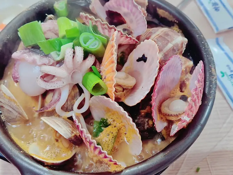 신선한 해산물이 듬뿍 들어간 해물뚝배기의 클로즈업 샷