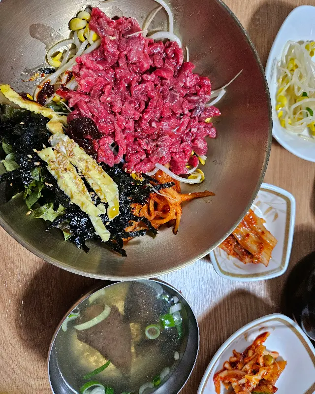 푸짐한 육회 양