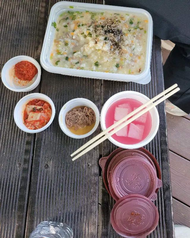 죽과 함께 나온 반찬들