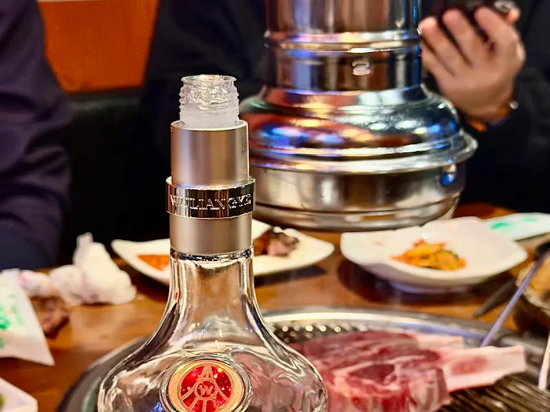 테이블 위에 놓인 술병과 양갈비