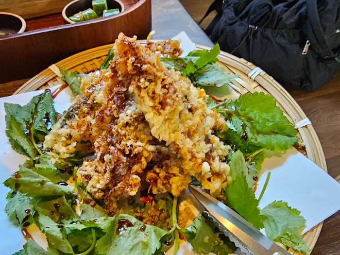 돌판에 튀겨진 차돌박이 튀김