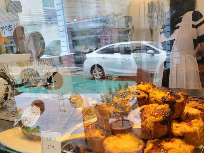 진열된 에그 타르트와 커피 잔