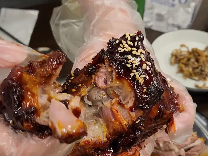 손으로 잡은 뼈구이