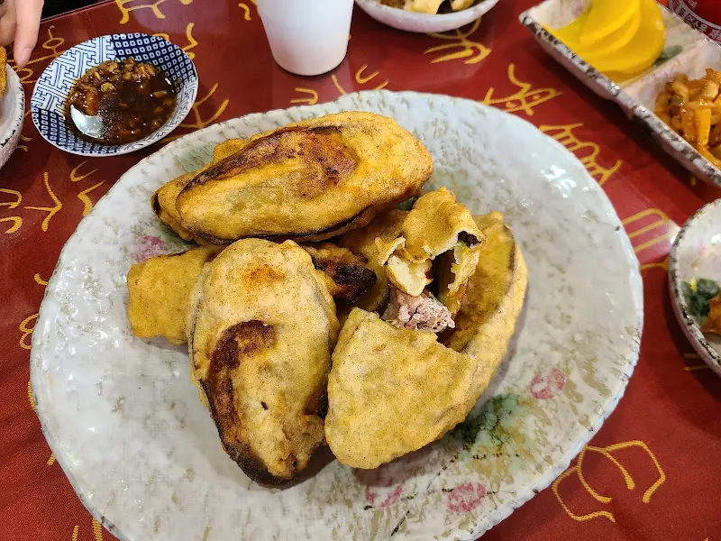 가지 속에 고기가 가득 찬 마마수제만두의 대표 메뉴, 가지고기튀김