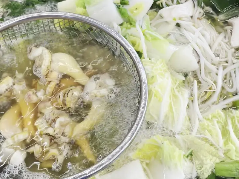 끓는 육수에 갈미조개를 살짝 데치는 모습