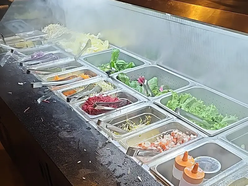 신선한 채소들이 가득한 샐러드바