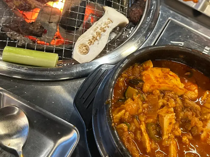 국물 요리와 숯불 위에 구워지는 고기