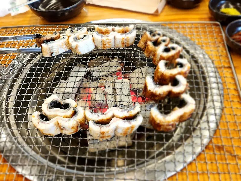 숯불 위에서 구워지고 있는 장어