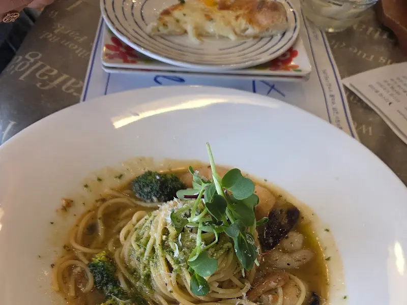 파스타와 피자 한 조각