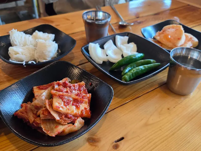 맘맘 국밥의 푸짐한 셀프 코너