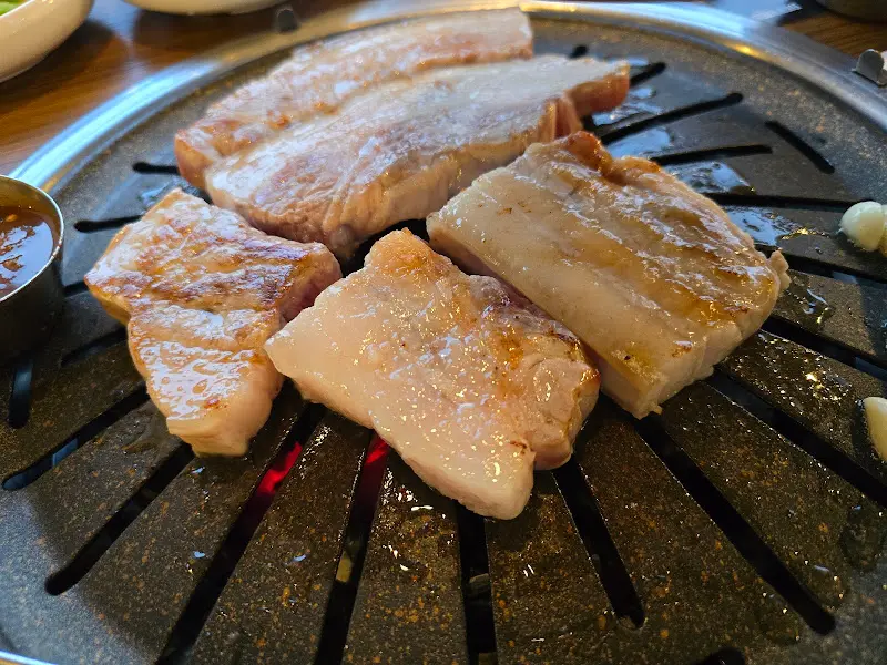 노릇노릇하게 구워진 돼지갈비