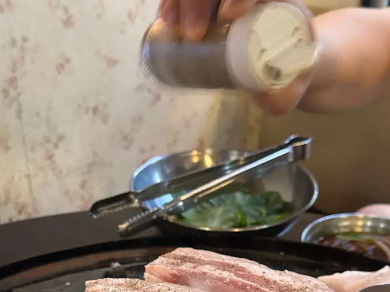 고기에 소금을 뿌리는 모습