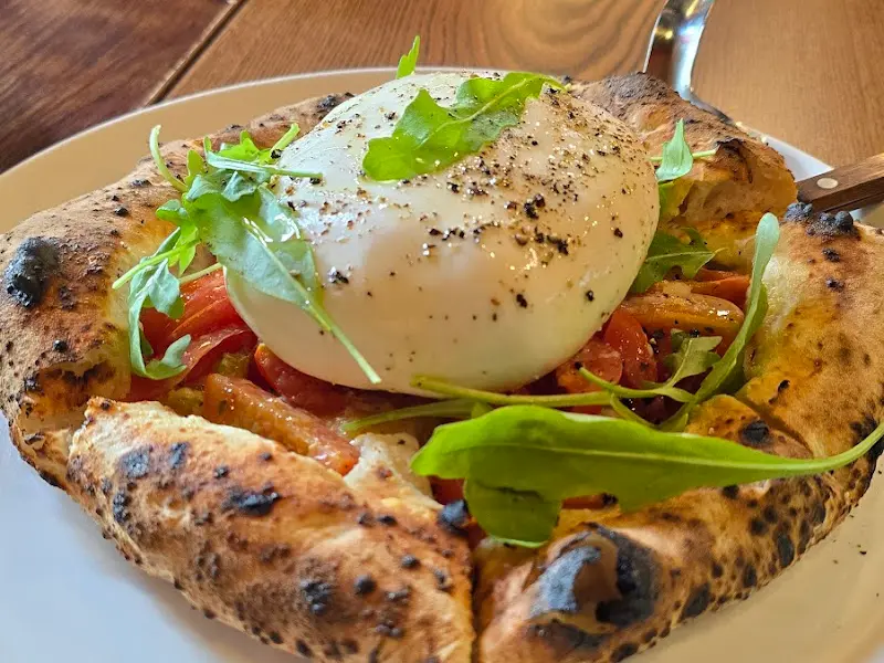 부라타 치즈와 토마토, 바질이 조화로운 피자