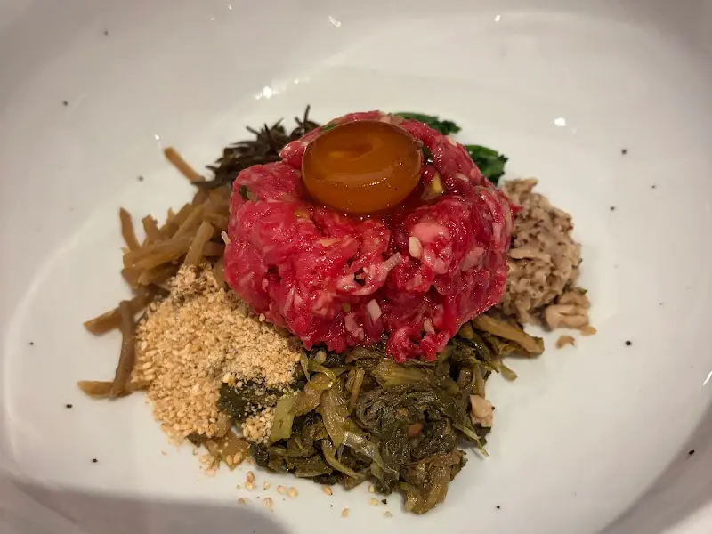 싱싱한 육회와 노른자의 아름다운 조화