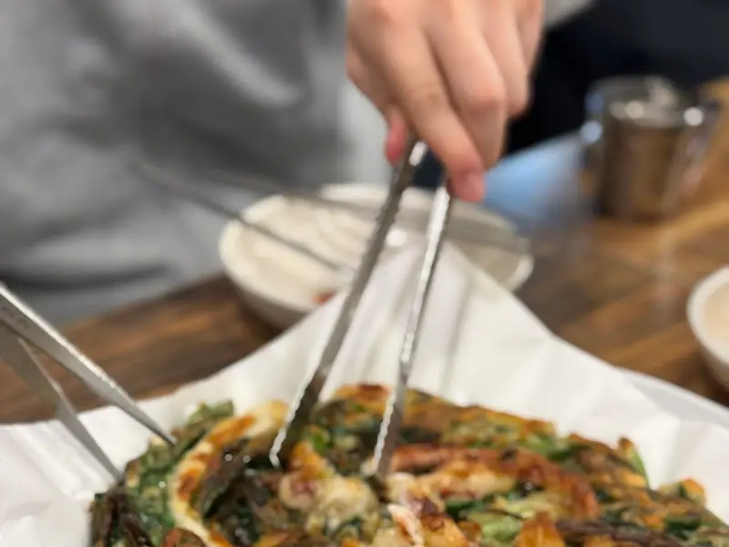 오징어 파전을 자르는 모습