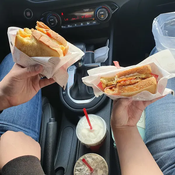 차 안에서 즐기는 토스트