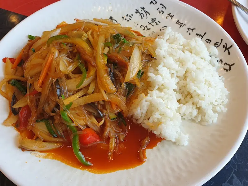 잡채밥이 담겨 있는 접사의 모습