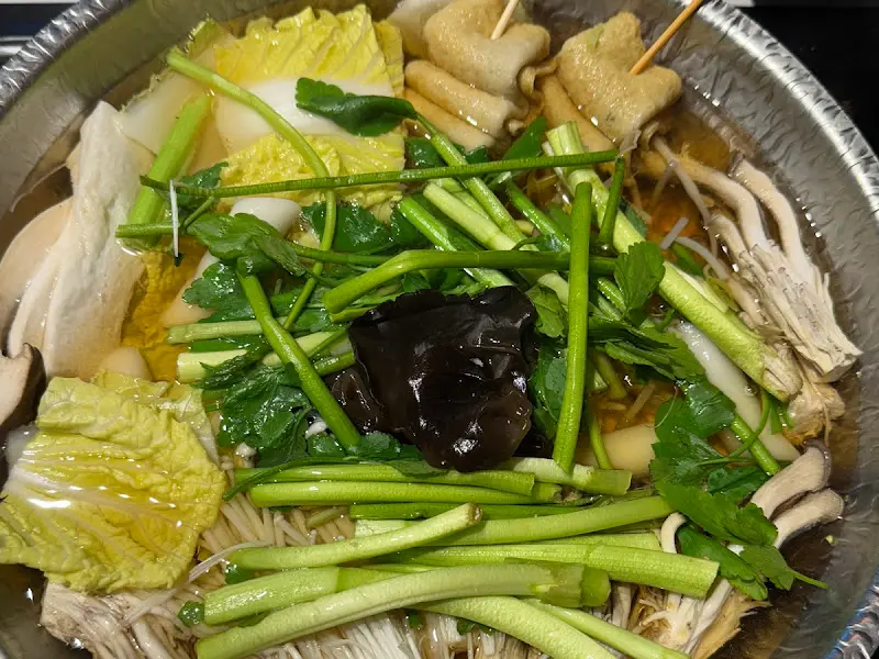 미나리와 다양한 채소가 가득 담긴 샤브샤브 냄비