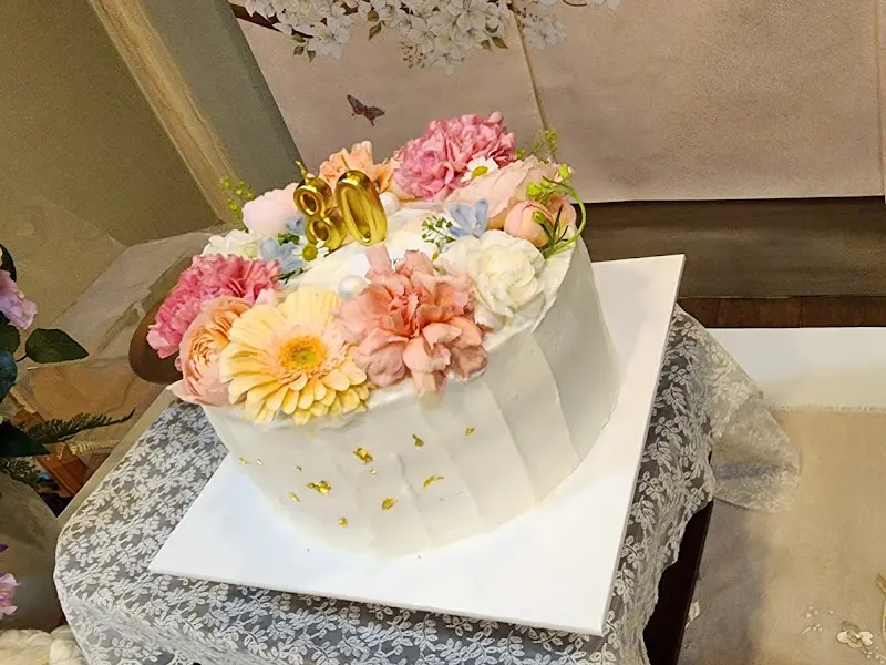 섬세한 꽃 장식이 돋보이는 케이크