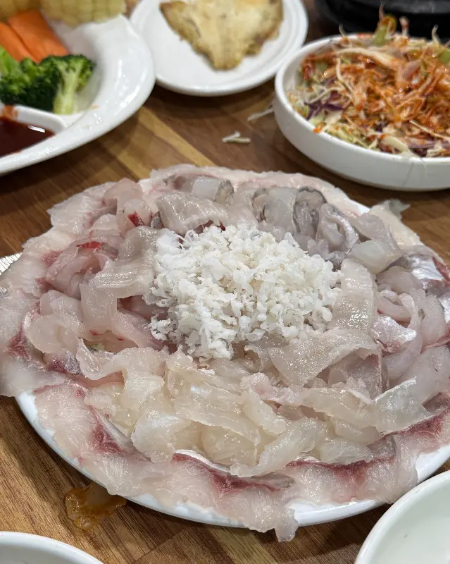 푸짐한 모듬회 한 상