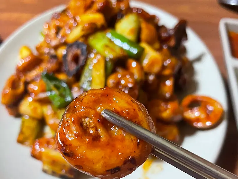 젓가락으로 집어 올린 막창