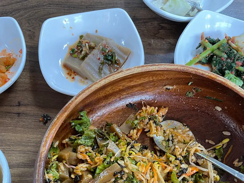 비빔밥을 비비는 모습