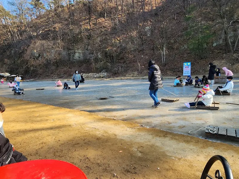 신나게 썰매를 타는 사람들