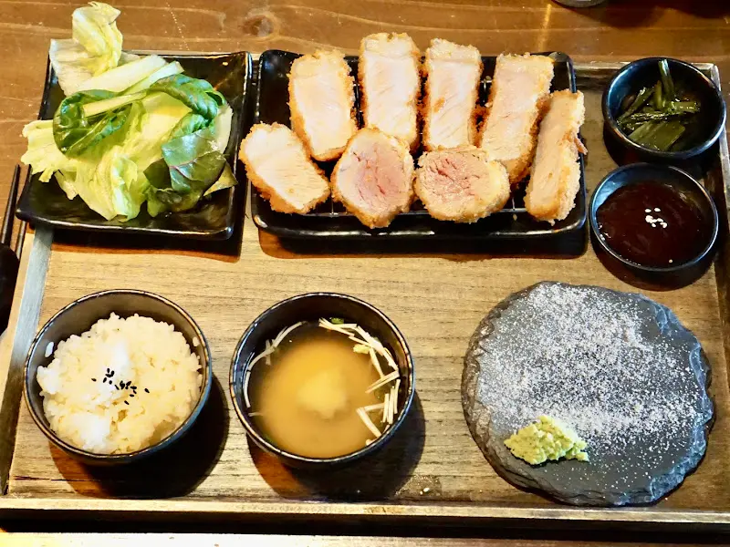 카츠오모이 한 상 차림