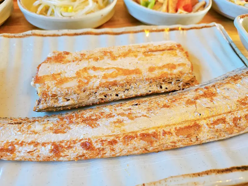 노릇하게 구워진 옥돔구이