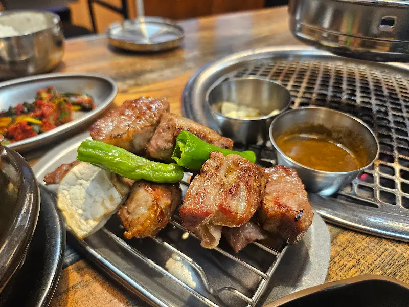 다양한 곁들임과 함께 즐기는 제주 숙성 고기