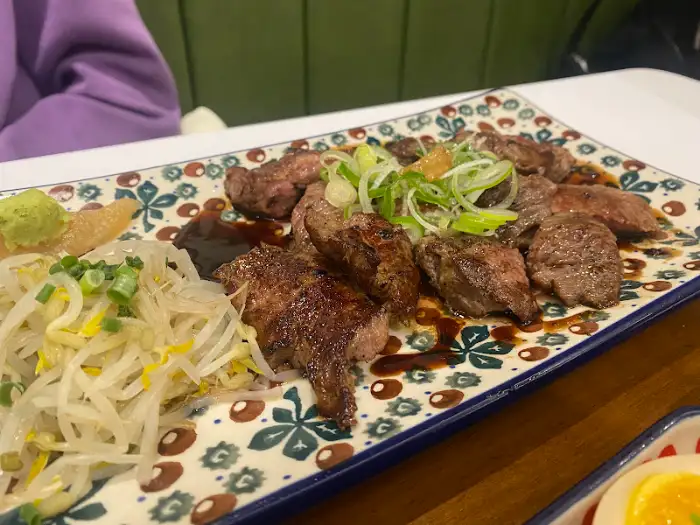 먹음직스러운 등심곱창 스테이크 덮밥