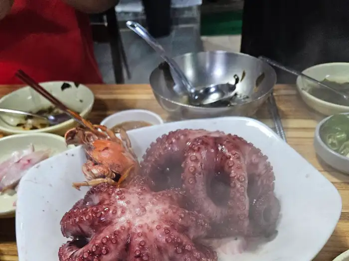 접시에 담긴 문어