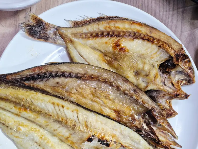 노릇하게 구워진 생선구이
