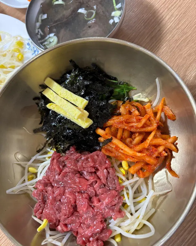 육회비빔밥 근접샷