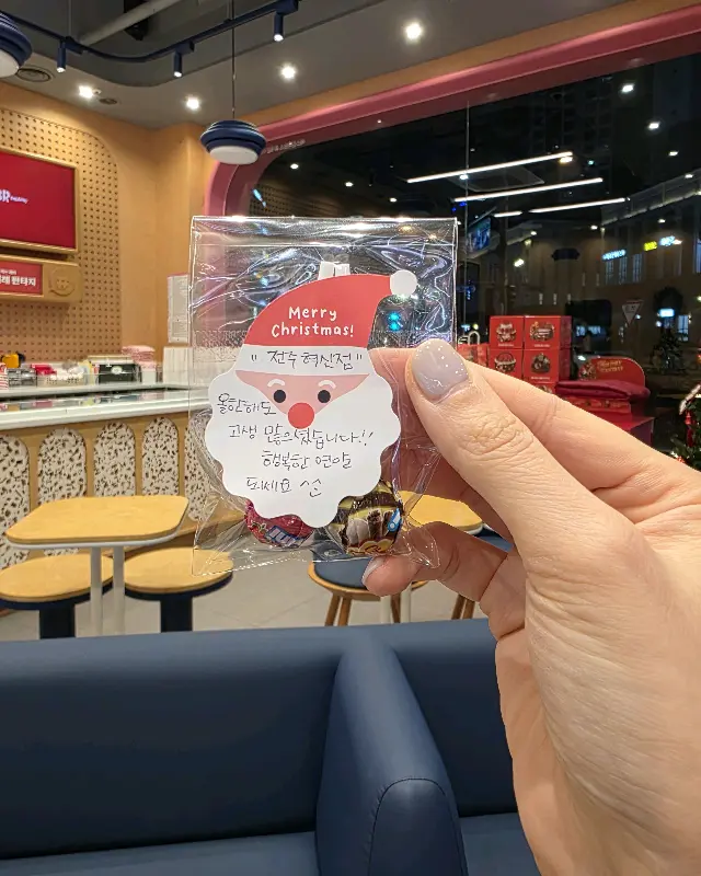 크리스마스 분위기가 물씬 풍기는 매장