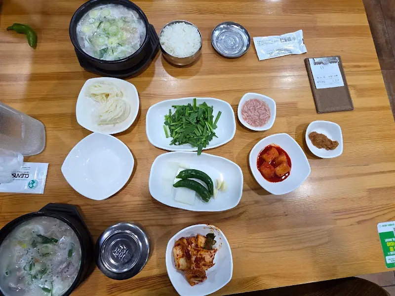 종가집돼지국밥 전체 테이블 셋팅