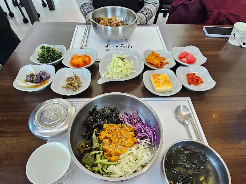 정갈한 밑반찬과 멍게비빔밥