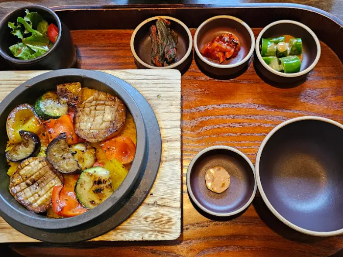 정갈하게 차려진 한정식 반찬과 솥밥