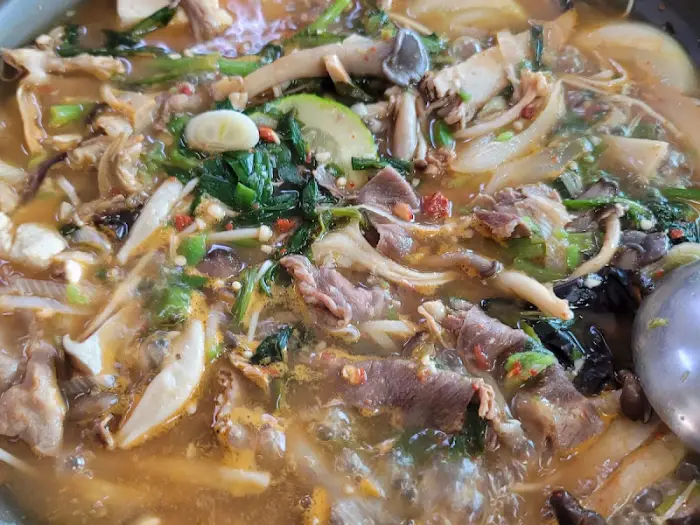 부드러운 닭고기와 버섯이 어우러진 백숙