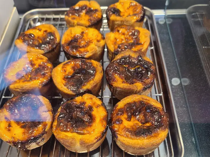 트레이에 담긴 여러 개의 에그 타르트