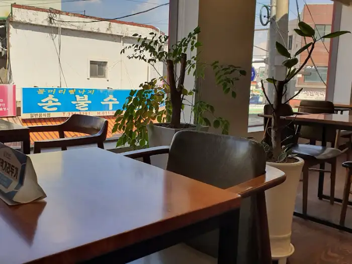 카페 창밖으로 보이는 함평읍의 거리 풍경