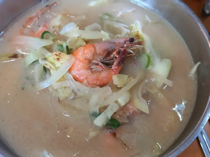 새우와 야채가 들어간 국물 요리