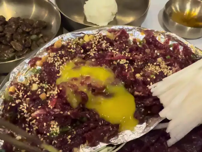 양념된 육회 근접샷