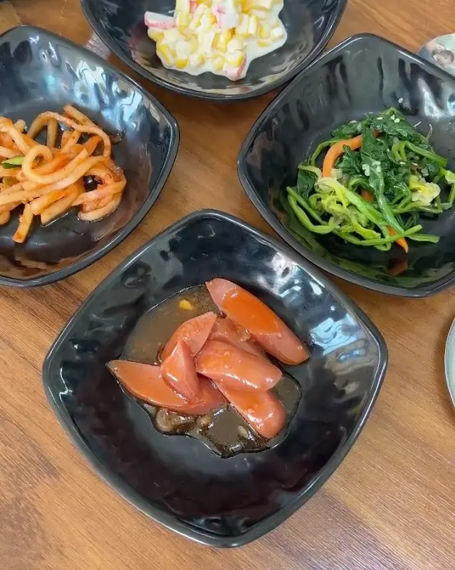 다양한 반찬들이 담긴 작은 접시들