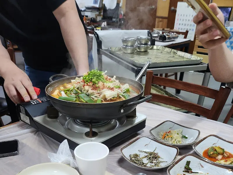 테이블 위에서 끓고 있는 매운탕